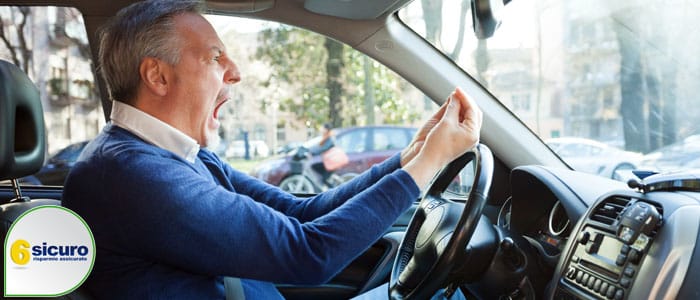 Multa in auto: bestemmiare è reato