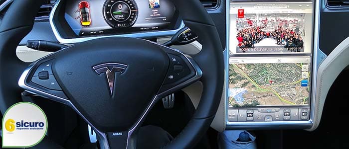 Incidente Tesla: la Model S90D prende fuoco durante un test