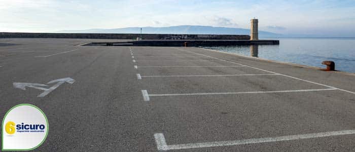 Strisce blu e bianche sovrapposte: la multa è valida?