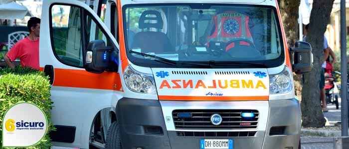 Ambulanza in doppia fila multata dai vigili