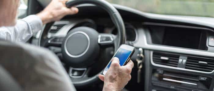 Assicurazione auto se non usi il telefono alla guida paghi meno